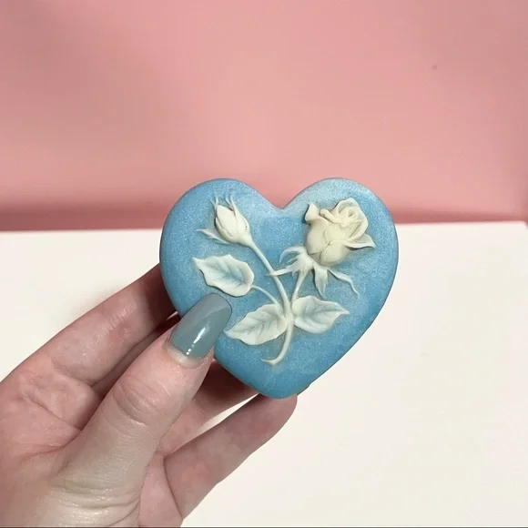 Vintage blue heart rose trinket box - Picture 2 of 5